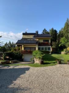 una casa con tetto solare su un vialetto di Haus Lasaun a Bressanone