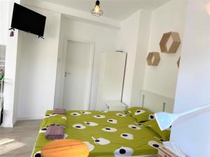 una camera da letto con un letto con un piumone verde di Central Old Town Studio a Bucarest