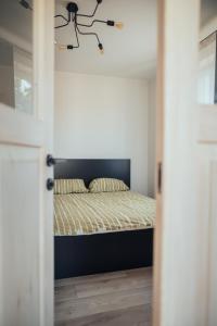 Katil atau katil-katil dalam bilik di Poorbaltics Apartments +2 gambar