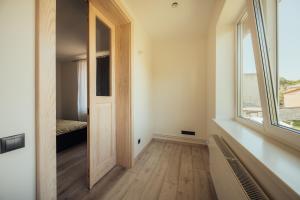 une chambre vide avec une porte et une fenêtre dans l'établissement Poorbaltics Apartments, à Liepāja