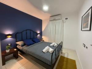 1 dormitorio con 1 cama con paredes azules en Day'inn Eilat By The Beach, en Eilat