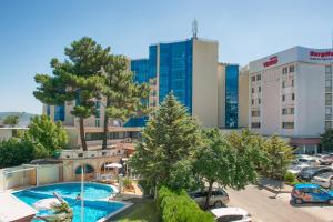 Θέα της πισίνας από το Top-located Beach Apartment with Balcony ή από εκεί κοντά