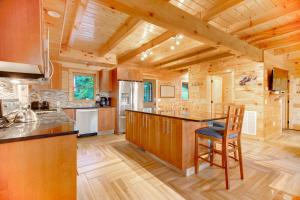 una gran cocina con isla en una cabaña de madera en Mountainside Escape, en Gatlinburg