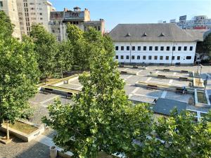 una vista in alto su un cortile con alberi e edifici di Central Old Town Studio a Bucarest