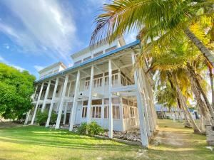 a large white building with palm trees in front of it at Quinta del Mar Tintipán in Isla Mucura
