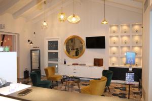 a room with chairs and a table and a television at Tenuta Bellelli in Castellabate