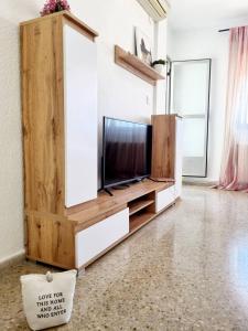 Μια τηλεόραση ή/και κέντρο ψυχαγωγίας στο Lovely 4 bed flat