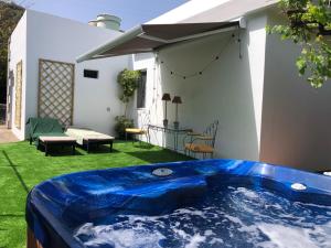 una bañera de hidromasaje en el patio de una casa en LA CHOZA VILLA VACACIONAL en Teror