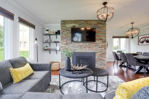 Χώρος καθιστικού στο Blue Mountain, 3 BR - 108 Mountain Walk Chalet