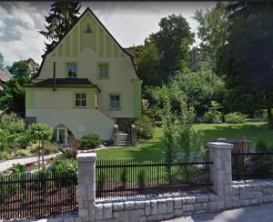 ein Haus mit einem Zaun davor in der Unterkunft Apartmány Klicperka in Liberec