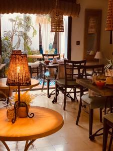 een kamer met tafels en stoelen en een lamp bij Casa Ruy Lopez in Zafra