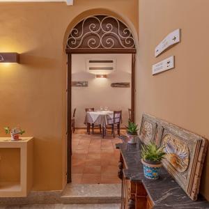 a dining room with an archway and a table at Salamureci Camere in Trapani
