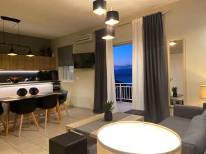 kuchnia i salon z widokiem na ocean w obiekcie Ninemia luxury apartments w mieście Xylokastron