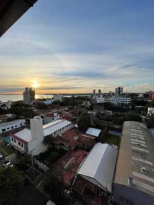 uma vista aérea de uma cidade com o pôr-do-sol ao fundo em Departamento a 100 metros de la playa em Encarnación