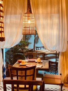 een restaurant met tafels en stoelen en een kroonluchter bij Casa Ruy Lopez in Zafra