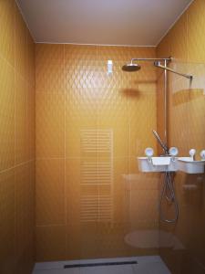 La salle de bains est pourvue d'une douche et d'un lavabo. dans l'établissement Dióliget, à Óhid