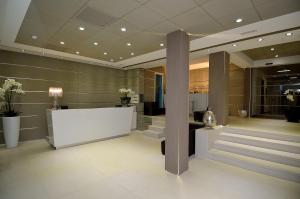 un hall avec un comptoir blanc dans un bâtiment dans l'établissement Hotel San Giuliano, à Mestre
