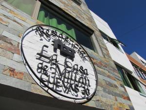 a sign on the side of a building at Residencial la Casa de Millan in Rancagua