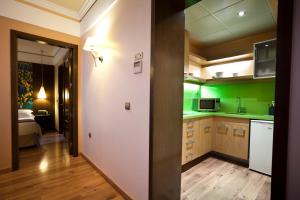 Kuchyň nebo kuchyňský kout v ubytování Suites Gran Vía 44