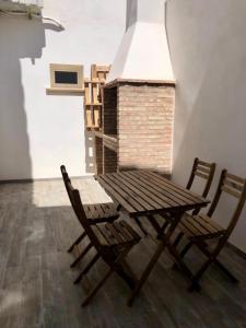 una mesa de madera y 2 sillas junto a una chimenea en C.R. Tierras del Cabriel, en Minglanilla