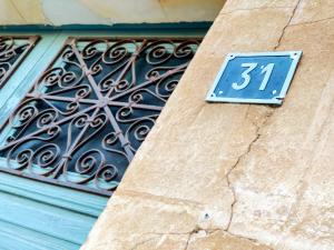 a sign on the side of a building with a door at Mansion taratatá in Pinoso