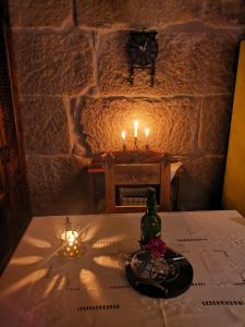 San Martín del PimpollarにあるMolino Navarenasの蝋燭とボトルがついたテーブル