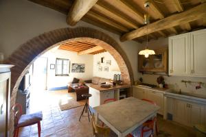 a kitchen and living room with an archway in a house at Gli Archi in Monteriggioni