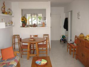 a kitchen and living room with a table and chairs at PRECIOSO APARTAMENTO AL LADO DE BONITA CALA in Ciutadella