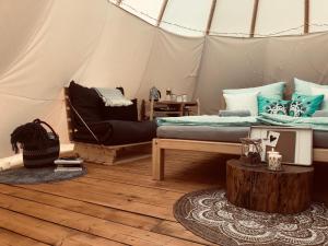 Posezení v ubytování Glamping Nad Meandry