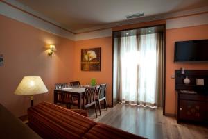 TV a/nebo společenská místnost v ubytování Suites Gran Vía 44