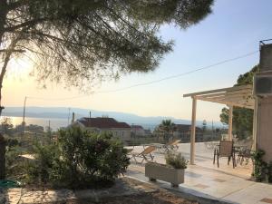 拉瑟Despina Studios and Apartments的享有带桌子和长凳的庭院的景色