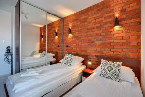 Säng eller sängar i ett rum på Lodz4u - Premium Apartments - MANUFAKTURA - Garaż - Wiosna 2024