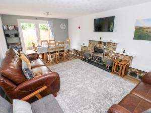 Una sala de estar con un sofá y una chimenea. en Ty'r Winllan, en Newport