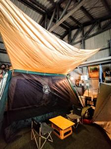 ein Zelt in einem Zimmer mit einem Tisch in der Unterkunft 静かに過ごす室内テント Staying quietly indoor tent in Takashima