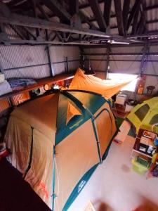 高島市にある静かに過ごす室内テント Staying quietly indoor tentのテント、ハンモックが備わります。