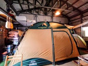 una tienda sentada dentro de un garaje en 静かに過ごす室内テント Staying quietly indoor tent, en Takashima