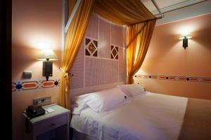 Postel nebo postele na pokoji v ubytování Suites Gran Vía 44