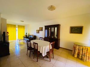 Un comedor con mesa y sillas en Casa Petroleiro, en Albergaria-a-Velha