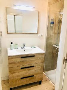 y baño con lavabo y ducha. en Luxury Suites Fuengirola, en Fuengirola