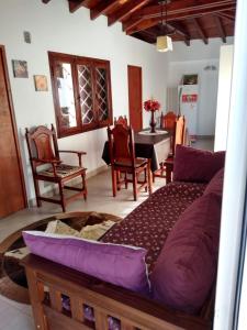 een woonkamer met een bank en een tafel en stoelen bij Brisas del Parque in Salta