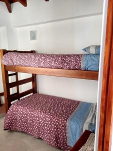 เตียงสองชั้นในห้องที่ Brisas del Parque