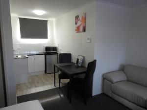 TV a/nebo společenská místnost v ubytování Frankston Motel