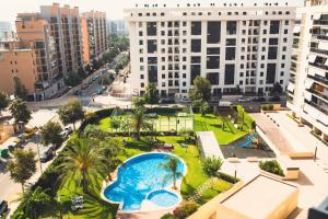 una vista aérea de una piscina en una ciudad con edificios en APARTAMENTO ARENA en Playa de San Juan en Alicante