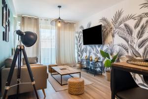 - un salon avec un canapé et une télévision dans l'établissement Appartement cosy et raffiné proche gare Toulon, à Toulon