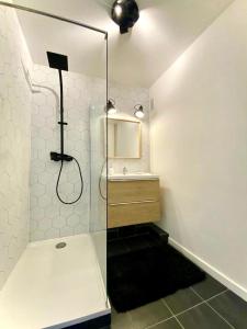 La salle de bains est pourvue d'une douche et d'un lavabo. dans l'établissement Appartement cosy et raffiné proche gare Toulon, à Toulon
