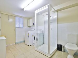 uma casa de banho com um WC e uma cabina de duche em vidro. em Bella on Jervis by Experience by Jervis Bay em Vincentia