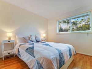 um quarto com uma cama grande e uma janela em Bella on Jervis by Experience by Jervis Bay em Vincentia