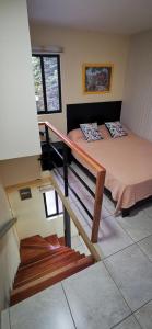Habitación pequeña con 2 camas y escalera. en Apartamento suite para parejas o ejecutivos, en Manta