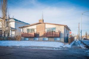 una casa en una calle frente a aermottermott en MT Pleasant NW 2 bedrooms Suite 502AB, en Calgary