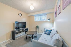 sala de estar con sofá y mesa en MT Pleasant NW 2 bedrooms Suite 502AB, en Calgary